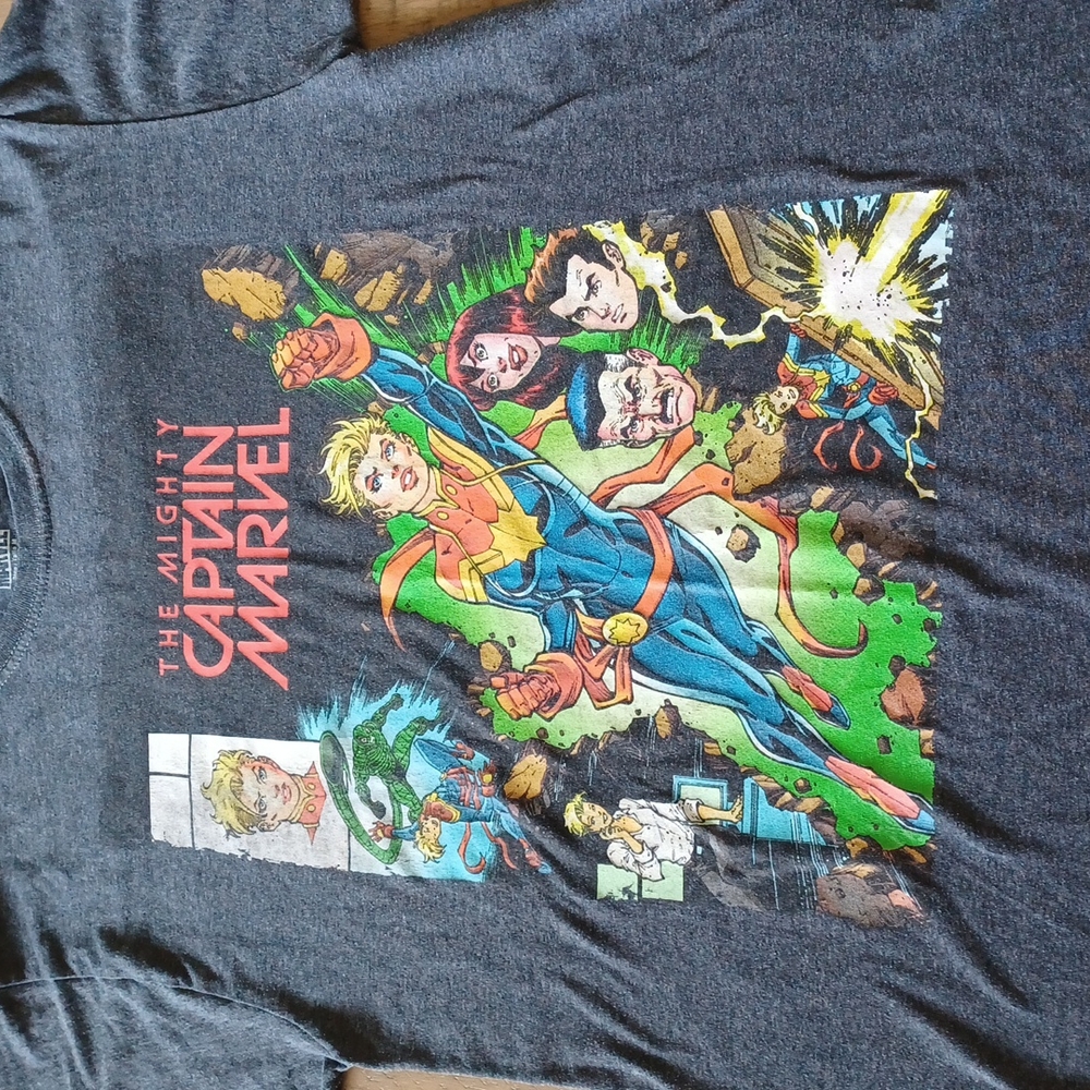MARVEL The Mighty Captain Marvel Tshirt Size M